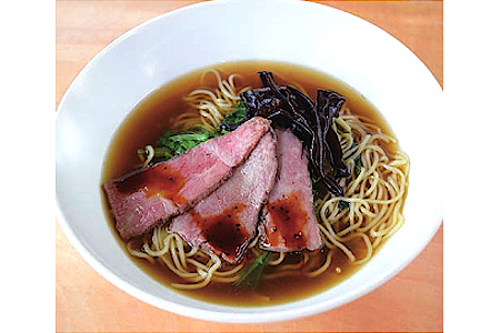 湖南市潮のたっぷり季節野菜と牛肉の醤油ラーメン 黒胡椒ソース